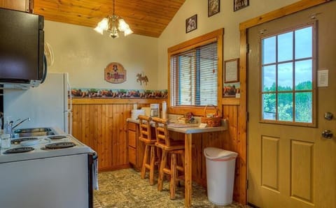Kitchen with eating area overlooking scenery