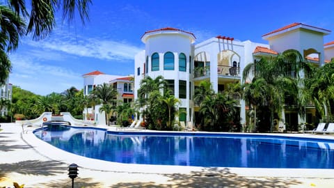 The huge pool at Paseo del Sol with jacuzzi.