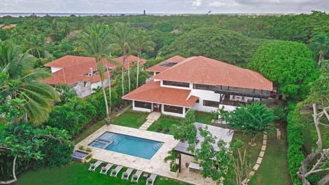 Next to Links Course Hole #2. Gazebo, BBQ, Jacuzzi, Pool, Orchids , Fruit trees
