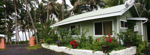 Whale House @ Kehena Beach w/ stunning ocean view - sleeps up to 4!
Free parking