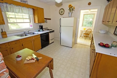 Large kitchen, full size refridg, coffeemaker, dw, mw, prep/serving area 