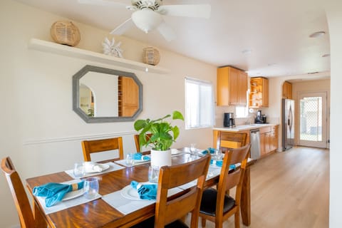 Dining room that seats 8-10 people (bench not shown)