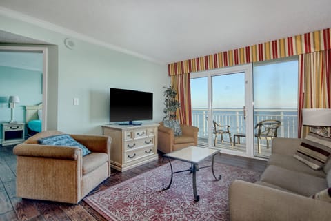 Living room with amazing veiws!