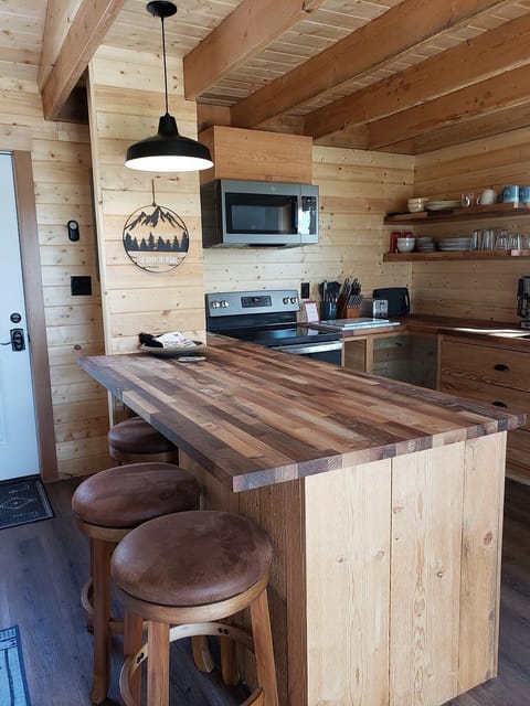 Full kitchen, new appliances, breakfast bar.  Fully equipped.