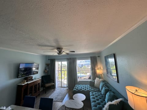 Family room with sliding glass door to large balcony, 4 seat movable table