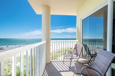 Beach/Gulf/Waterfront corner unit (307West). Private Balcony, Renovated Dec 2022