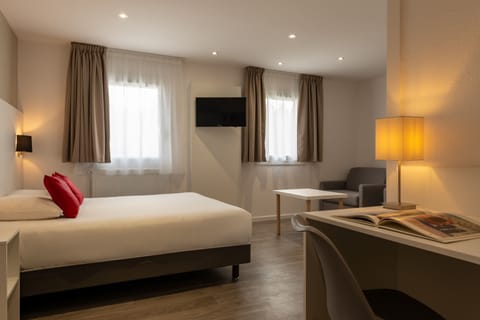 Triple Room | Desk, iron/ironing board, free WiFi, bed sheets