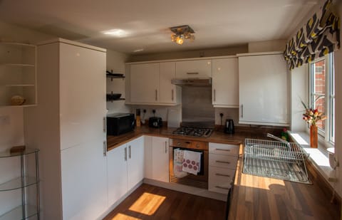 Executive House, 3 Bedrooms | Private kitchen | Full-size fridge, microwave, oven, stovetop