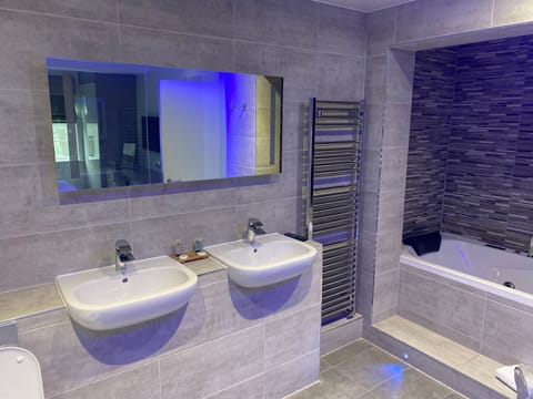 Suite | Bathroom | Eco-friendly toiletries, towels