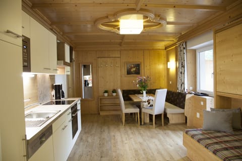 Apartment (C) | Private kitchenette | Fridge