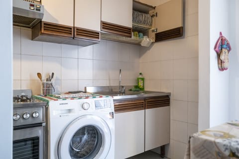 Cucina con lavatrice