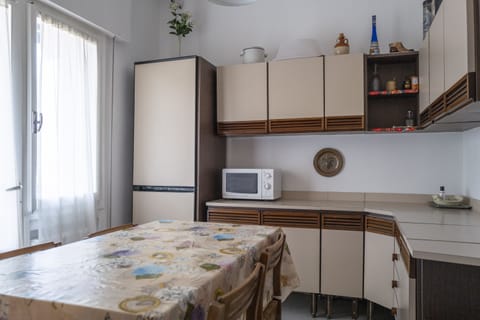 Cucina con tavolo da pranzo