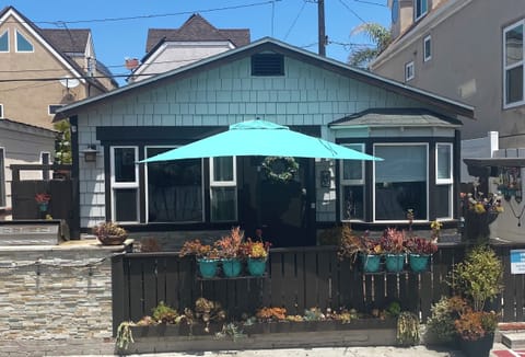Quaint cottage on the sunny side of San Jose place - steps to beach!