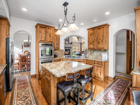 Kitchen Island & Counter Seating