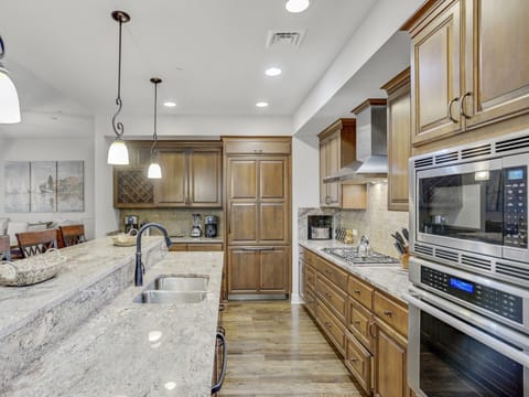 Townhome 508 - Fully Furnished Kitchen with Island