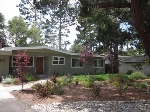 The Old Drive Vacation Home. One block from Spanish Bay, in a very quiet street