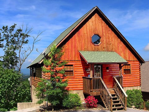 Destiny Den.. A rustic luxury cabin with a beautiful mountain sunset view