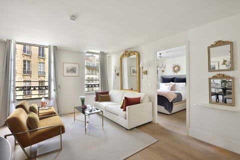 Bright and elegant living room of Loupiac overlooking Place Daupine.