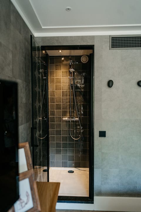 Shower, rainfall showerhead, free toiletries, hair dryer