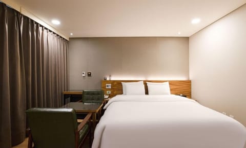 Deluxe Room | Premium bedding, down comforters, in-room safe, blackout drapes