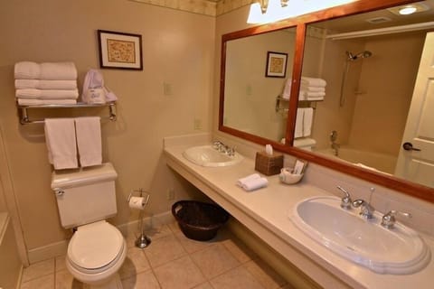 xxRoom, 1 King Bed (Upstairs Ocean View ) | Hypo-allergenic bedding, individually decorated, individually furnished