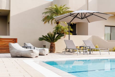 Swimming pool & sun loungers