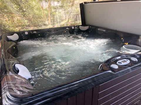 BRAND NEW Luxury Hot-tub with bluetooth speaker system!