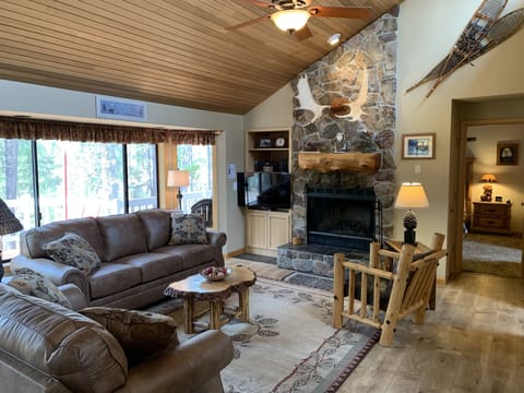 Large living area, new Smart TV, & wood burning fireplace, (wood provided)