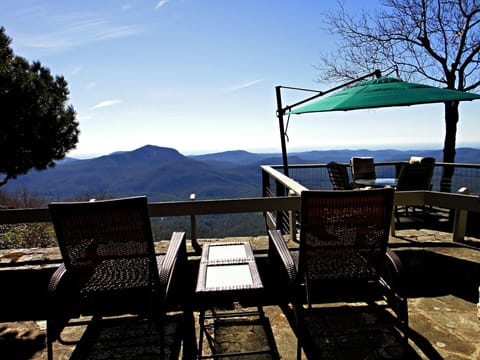 Welcome to Whiteside Villa!Grill, Outdoor Fireplace, and Umbrellas