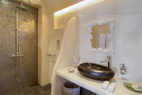 Prestige Suite, Outdoor Hot  Tub, Caldera View | Bathroom | Shower, rainfall showerhead, designer toiletries, hair dryer