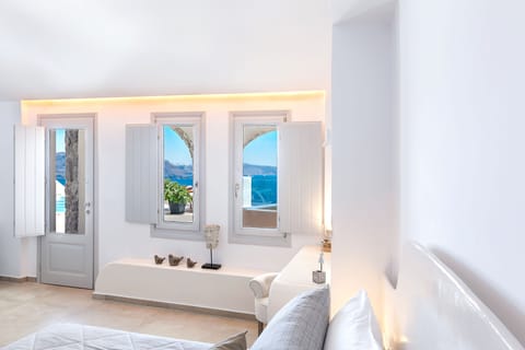 Prestige Suite, Outdoor Hot  Tub, Caldera View | Minibar, in-room safe, desk, soundproofing