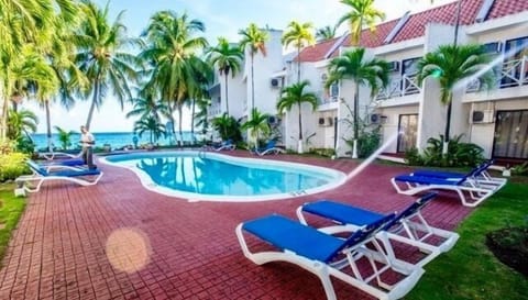 The private pool with the sea horizon in the distance.