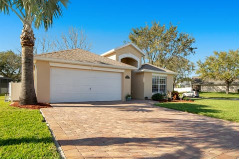 Wide driveway for plenty of parking