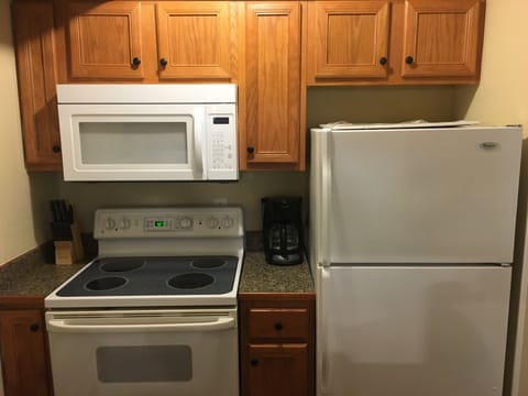 Kitchen; with full size appliances; Fridge, Range w/oven; microwave, diswasher