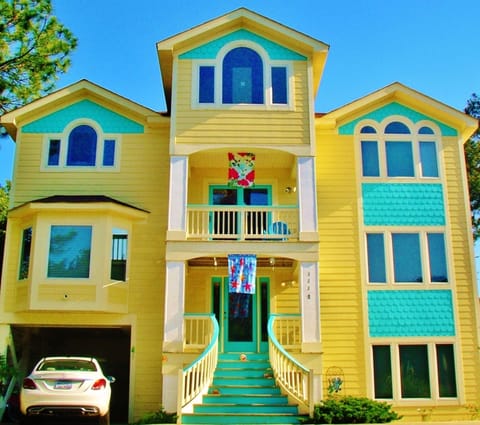 4200 Sq ft home, excellent location, awesome lighthouse views, sleeps 24.