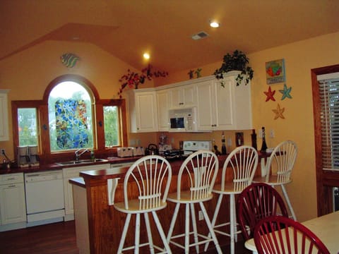 Bread maker, Waffle & Smoothie maker, Steamer pots, Coffee makers, 3 ice makers.