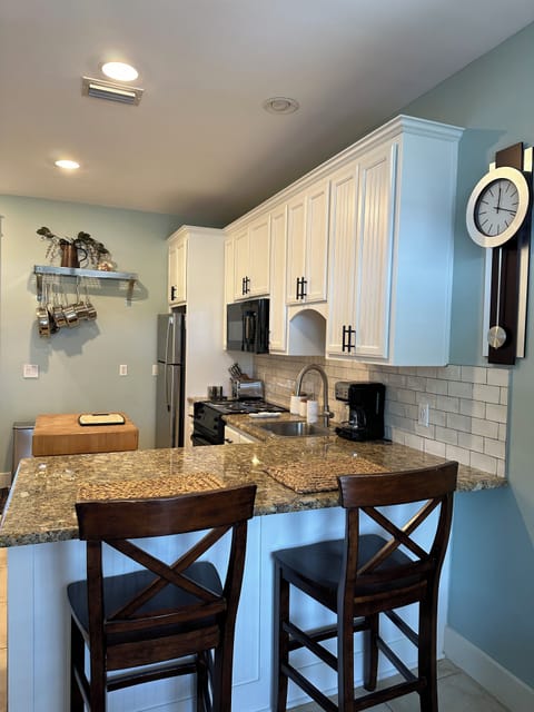 Cozy counter dining!
