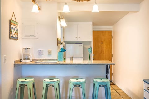 Deluxe Condo, 2 Bedrooms, Fireplace, Oceanfront | In-room dining