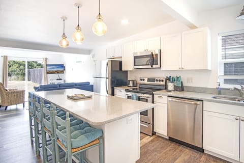 Deluxe Condo, 2 Bedrooms, Fireplace, Oceanfront | Private kitchen | Fridge, microwave, oven, stovetop