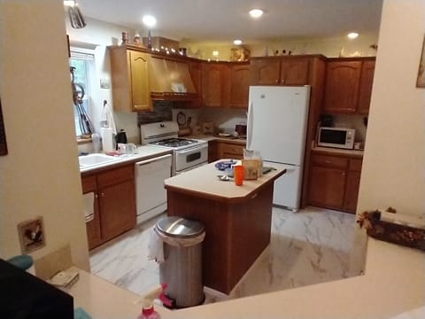 Amazing kitchen 32 cupboards 18 draw Icemaker Dishwasher Gas range 2 ovens