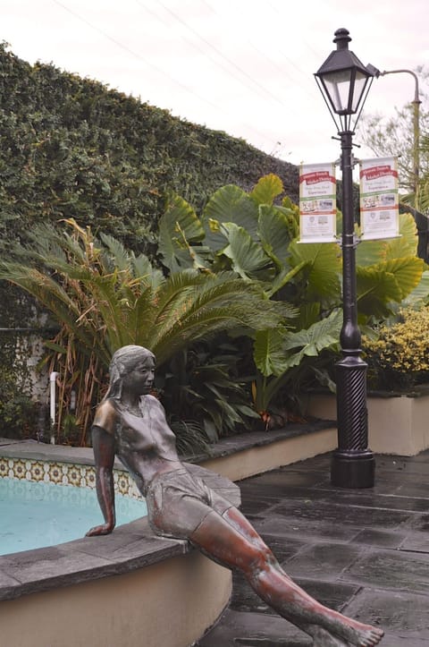 Even the statues cannot help but relax!