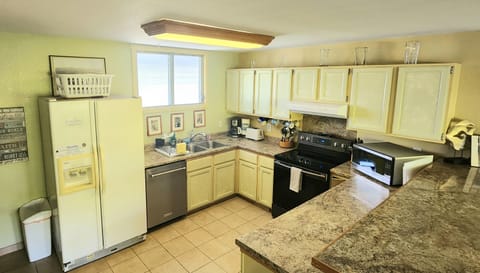 Full kitchen w/ everything you need for a quick meal or Thanksgiving spread.