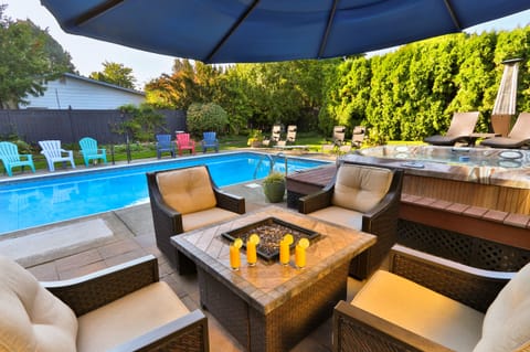 Heated Pool, Hot Tub & Gas Fire Table