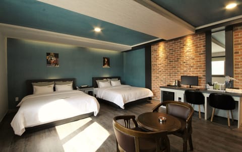 Premium Room (Free Netflix, Styler, Air purifier) | Individually decorated, individually furnished, desk, laptop workspace