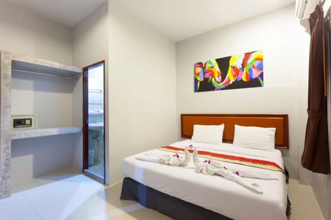 Deluxe Room, 1 King Bed, Non Smoking, City View | Down comforters, minibar, in-room safe, desk
