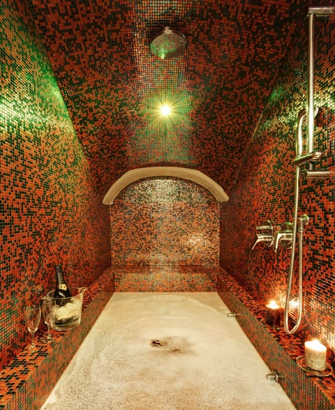 Superior Triple Room | Bathroom | Shower, hair dryer, slippers, bidet