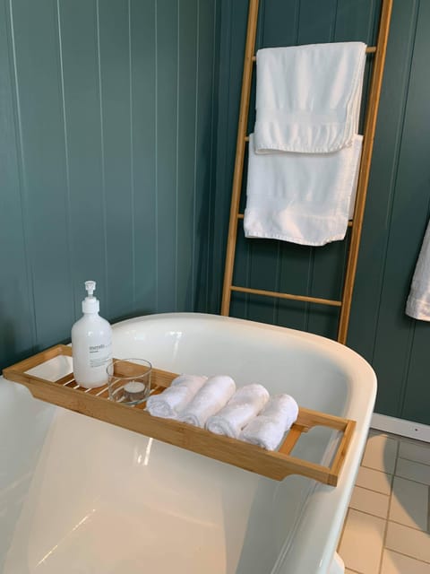 Madelaine | Bathroom | Hair dryer, towels