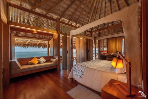 Ocean Family Lodge | Minibar, in-room safe, desk, iron/ironing board