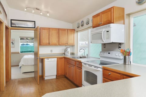 Fully stocked kitchen for all of your cooking needs!