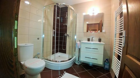 Shower, free toiletries, towels, shampoo